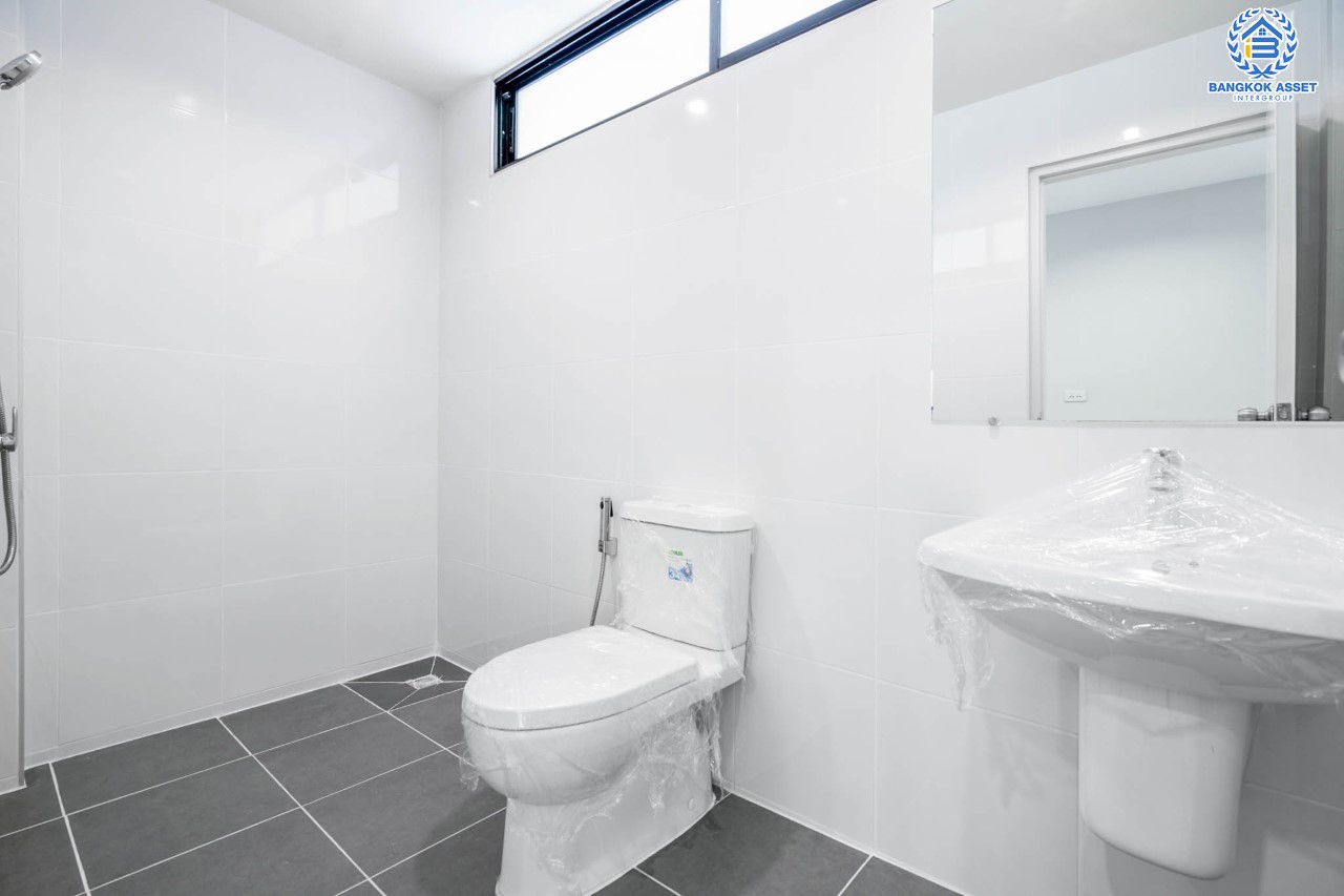 บ้านมือสองตกแต่งใหม่ ม.ลานทอง ติวานนท์-ปากเกร็ด เนื้อที่ 54 ตร.ว. ฟังก์ชัน 3 ห้องนอน 2 ห้องน้ำ บนทำเลทองเดินทางสะดวกติด ถ.ติวานนท์ ใกล้ห้าแยกปากเกร็ด เมืองทองธานี ทางด่วน, เซ็นทรัลแจ้งวัฒนะ และรถไฟฟ้าสายสีชมพู (สายอนาคต) "สถานีปากเกร็ด"